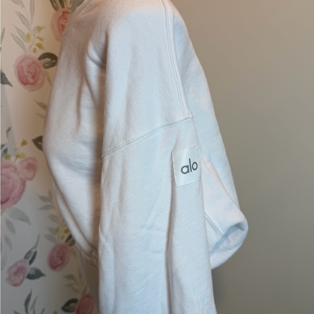 Alo Yoga Devotion Crewneck Pullover
in white.